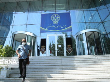 افت ۱۱ هزار واحدی شاخص بورس با خُلف وعده خودروسازان و بانکی‌ها