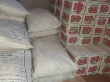 ستاد فرامین امام خمینی ۱۰۰ تن کالا در بین اتباع غیرمجاز افغانستانی توزیع کرد