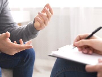 آموزش‌های سلامت روان در ۱۲ روز جنگ به جامعه ارائه شد/همکاری ۵۰۰ روانشناس با وزارت بهداشت