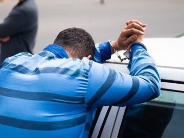 مرد سابقه‌دار حین قدرت‌نمایی با سلاح سرد در شهرری دستگیر شد + فیلم