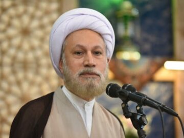 امام جمعه شیراز: مردم تا زیر پرچم اسلام و انقلاب قرار دارند، شکست ناپذیر هستند