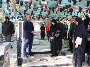 ادای احترام شینا انصاری معاون رئیس جمهور به شهدای مقاومت در بهشت زهرا