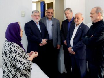 دیدار پزشکیان با برخی از خانواده‌های آسیب‌دیده از جنگ