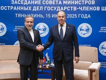 لاوروف بر حل‌ موضوع هسته‌ای ایران از طریق دیپلماتیک تأکید کرد