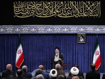 رهبر انقلاب: ملت با جهت‌گیری‌های گوناگون سیاسی و وزن متفاوت مذهبی پای ایران ایستاد