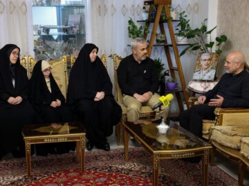 قالیباف با دو دختر و برادر سپهبد شهید باقری دیدار کرد