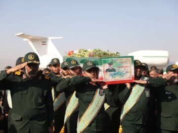 استقبال از پیکر سردار شهید غلامحسین غیب پرور در فرودگاه شیراز