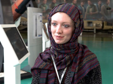 خبرنگار آمریکایی: همبستگی و پایداری، رمز موفقیت مردم ایران علیه صهیونیسم و امپریالیسم است