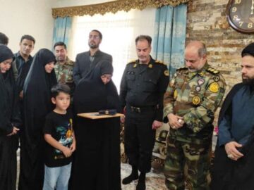 بزرگداشت خانواده شهیدی که در نفت‌شهر قصرشیرین پرچم اقتدار را بالا نگه داشت