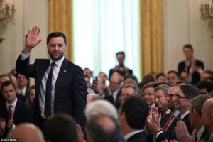 رسوایی «ترامپ» در پرونده «اپستین»؛ خیز «ونس» برای انتخابات ۲۰۲۸