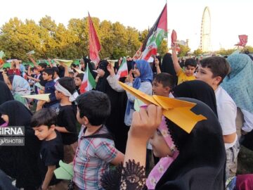 فیلم/ بمباران موشکی آدمک ترامپ و نتانیاهو توسط کودکان مشهدی