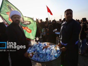 خدمات متنوع موکب اربعین در حرم امامزاده شاه جمال(ع) برای زائران ایرانی و خارجی