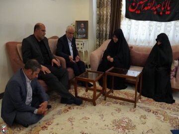 مانند حضرت زینب (س)، روایتگر زندگی شهدا باشید