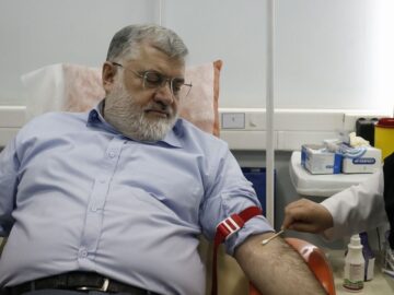 استاندار تهران با اهدای خون به پویش «مهر حسینی» پیوست