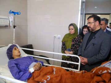 فیلم |عیادت استاندار فارس از مجروحان حادثه واژگونی اتوبوس در محور فیروزآباد – کوار