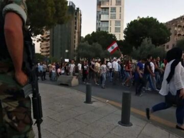 تجمع فعالان لبنانی و فلسطینی مقابل سفارت مصر در بیروت برای بازگشایی گذرگاه رفح