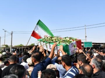 پیکر مادر شهیدان «رستگار مقدم» در قم تشییع شد