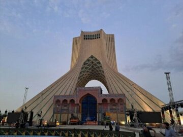 سازه احداثی در برج آزادی مورد تایید میراث فرهنگی نیست/ هشدار برای جمع آوری