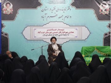 نهضت عاشورا مکتبی جهانی و زنده است
