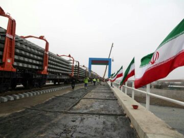 بازدید مسئولان راه آهن ایران وجمهوری آذربایجان از بارانداز ریلی آستارا