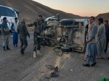 یک کشته و ۱۴ زخمی در تصادف جاده‌ای در مرکز افغانستان