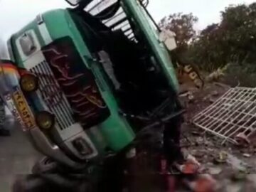 انحراف مینی بوس در محور دودانگه ۸ مصدوم بر جای گذاشت
