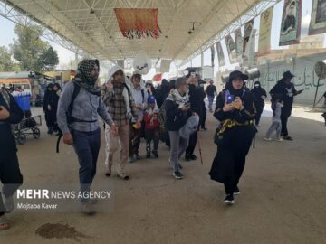 تردد ۲۷ هزار زائر از مرز مهران در آستانه اربعین