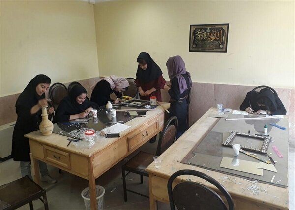 از سوزن‌دوزی تا قالیبافی حجمی؛ اینجا هنر و مهارت اشتغال می‌آفریند