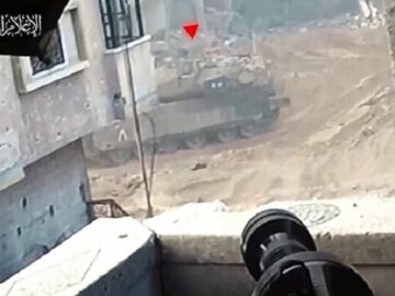 نفربر اسرائیلی با بمب بشکه ای هدف قرار گرفت