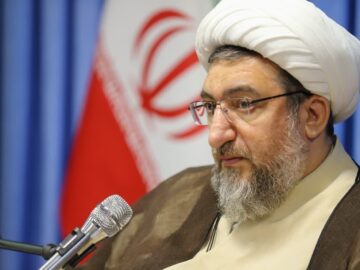 خدمت به مردم، غرور و تکبر انسان را کاهش می‌دهد