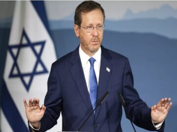 ژست انسان‌دوستانه رئیس رژیم صهیونیستی بعد از قتل عام ۶۰ هزار فلسطینی