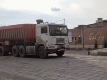 تریلی با راننده ۱۳ساله در محور یزد_میبد متوقف شد