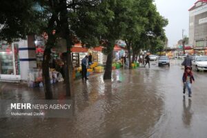 بارش باران در کرمانشاه همزمان با بیست و پنجمین روز از تیرماه ۱۴۰۴