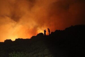 نبرد نفسگیر برای نجات میراث هیرکانی؛ مهار بخشی از آتش جنگل ابر