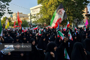 صف‌آرایی هزاران زن شاهرودی در حمایت از انقلاب و رهبری