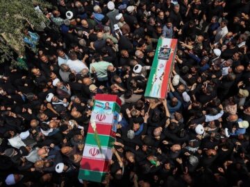 کاروان پرستوها در آسمان داغ کاشان؛ وداع حماسی با هفت شهید آسمانی