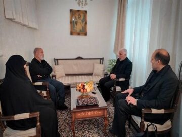 حضور رئیس سازمان زندان‌ها در منزل خانواده شهدای بازداشتگاه اوین