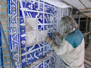 آغاز عملیات مرمت تزئینات کاشی‌کاری مناره و ایوان تاریخی عباسی حرم رضوی