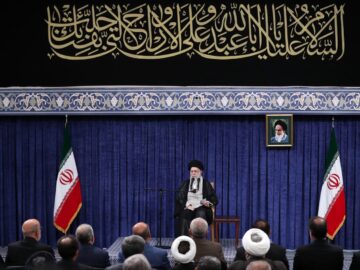 ملت با جهت‌گیری‌های گوناگون سیاسی و وزن متفاوت مذهبی پای ایران ایستاد