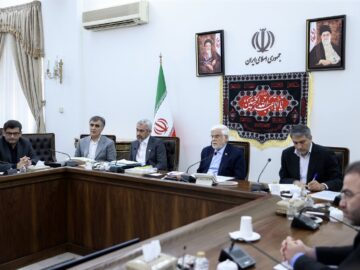 عارف: سازوکار بهره‌گیری از سرمایه‌های ایرانیان خارج از کشور تعبیه شود