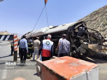 ۲۱ مصدوم حادثه اتوبوس فیروزآباد-کوار تحت درمان هستند