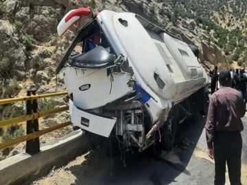 جزئیات از حادثه واژگونی اتوبوس اسکانیا در مسیر اوز به شیراز