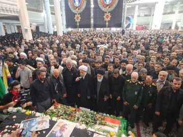اقامه نماز بر پیکر سردار شهید غلامحسین غیب پرور
