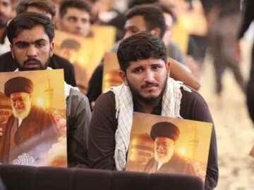 تجدید بیعت دانشجویان پاکستانی با رهبر انقلاب در مراسم یوم حسین(ع)+ عکس