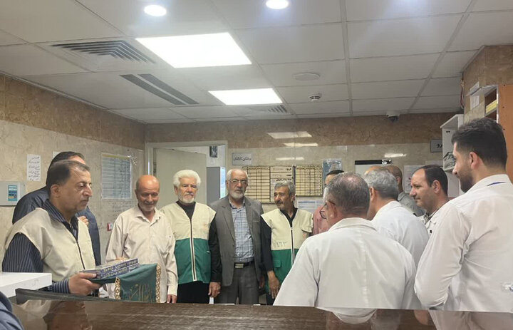 عیادت خادمان حرم امام رضا(ع) از مجروحان حادثه واژگونی اتوبوس محور کوار