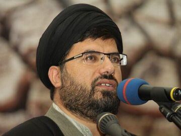 کمک به مردم و حل مشکلات در جامعه اسلامی از کارکردهای نماز جمعه است