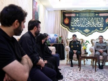 دیدار سردار رادان و سردار کارگر با خانواده شهید شادمانی