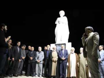 مجسمه مرحوم آیت‌الله سید یحیی جعفری در شهر کرمان رونمایی شد