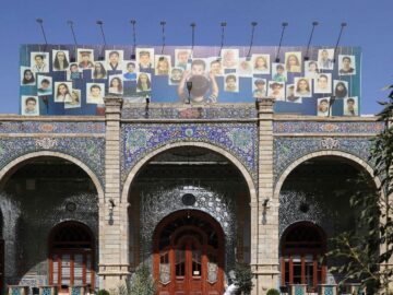 تصویر کودکان شهید بر دیوارنگاره «اندیشه»
