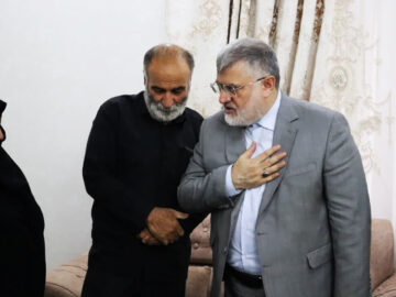 استاندار تهران با خانواده شهید جنگ تحمیلی ۱۲روزه در شهرقدس دیدار کرد